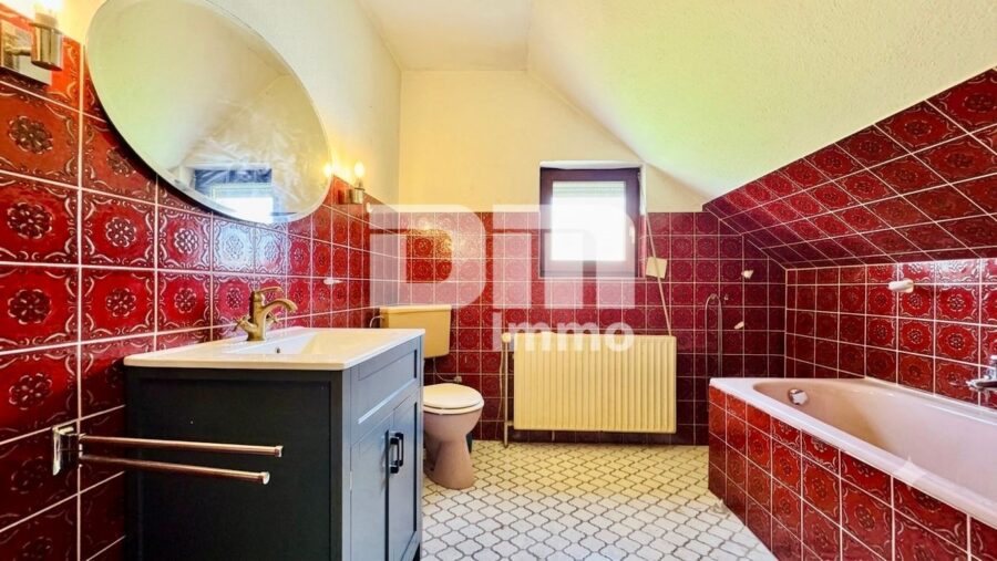 Charmantes Einfamilienhaus/Resthof mit viel Platz, modernisierter Technik und idyllischem Garten - Wohnhaus OG / DG Bad / Wanne